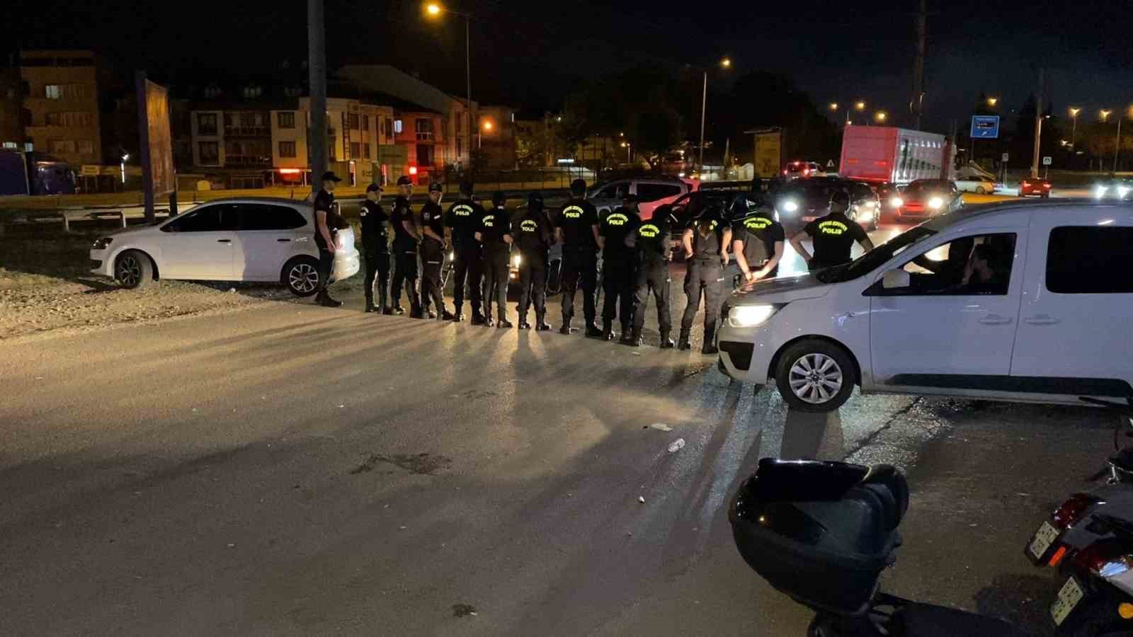D&uuml;ğ&uuml;nde &ccedil;alınan şarkıyı beğenmeyen iki grup arası bı&ccedil;aklı kavga: 3 yaralı