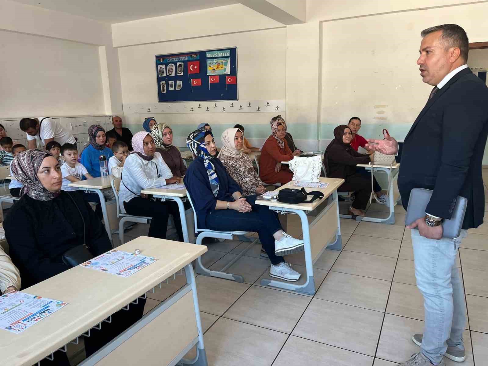 Uyum s&uuml;recinde sıraları bu kez &ouml;ğrenciler değil veliler doldurdu