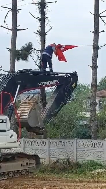 İş makinesinin &uuml;zerine &ccedil;ıkıp T&uuml;rk bayrağını d&uuml;zeltti, ardından b&ouml;yle &ouml;pt&uuml;