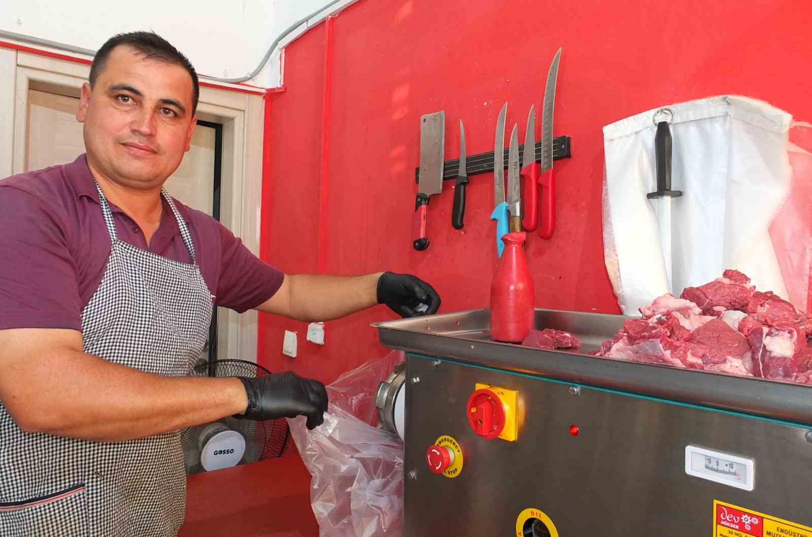 Burhaniye&rsquo;de kasapların kıyma mesaisi devam ediyor