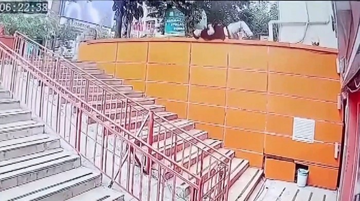 Beton blokta uzandı, dengesini kaybedip merdivenlere d&uuml;şt&uuml;