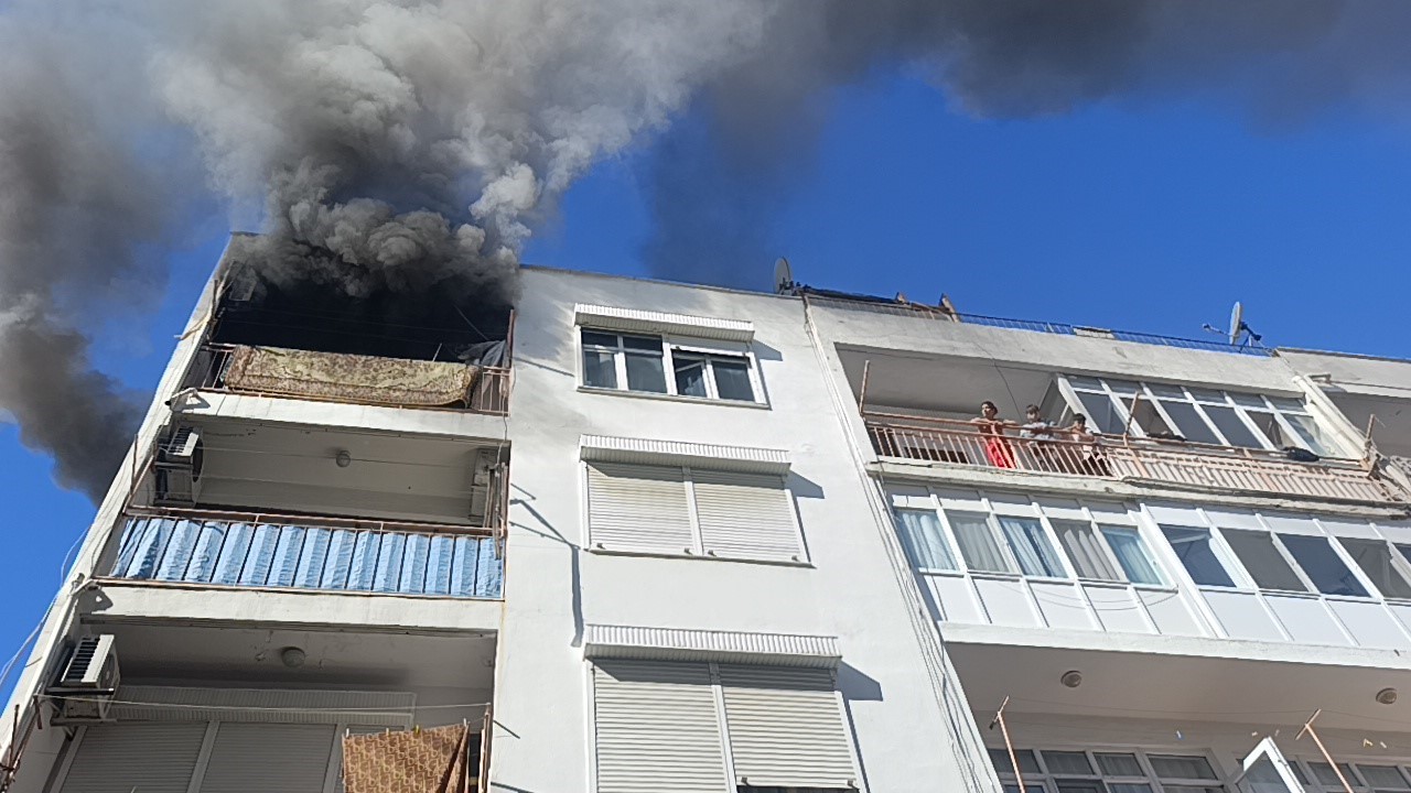 Araz&ouml;zler park eden ara&ccedil;lar y&uuml;z&uuml;nden yanan binaya ulaşamadı