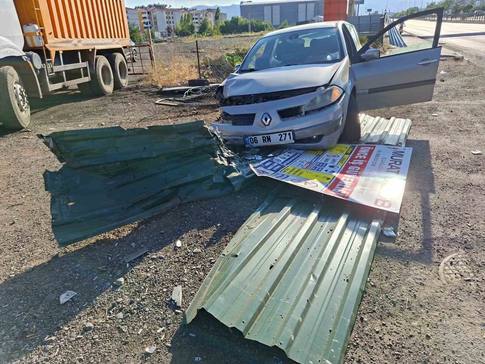 Bing&ouml;l&rsquo;de &ccedil;arpışan ara&ccedil;lardan biri ters d&ouml;nd&uuml;: 3 yaralı
