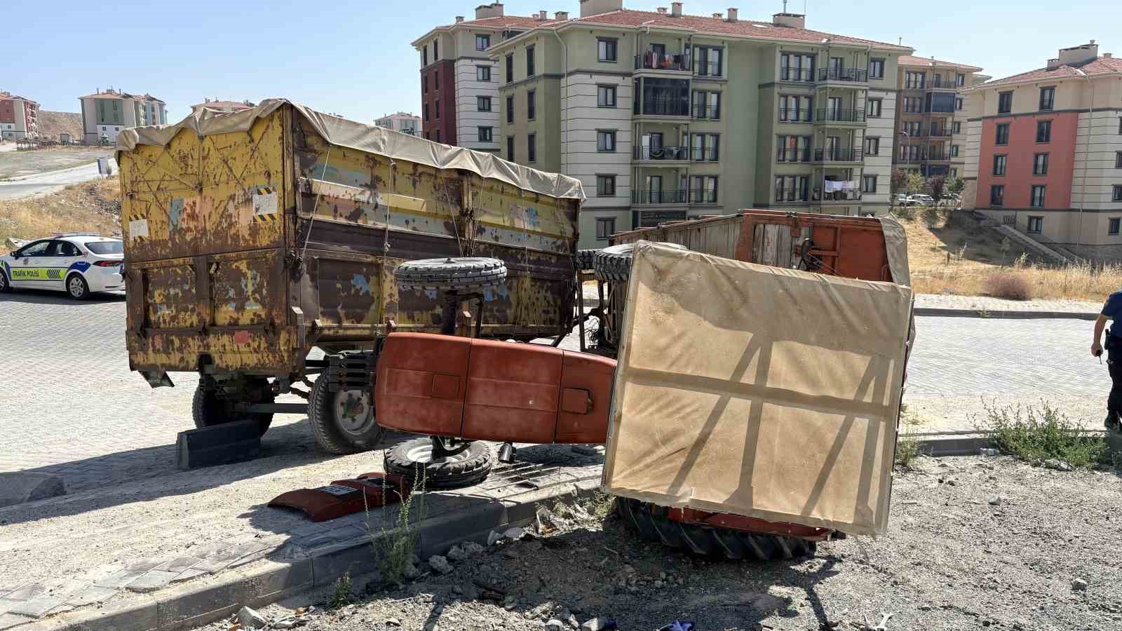 Yokuşta devrilen trakt&ouml;r&uuml;n s&uuml;r&uuml;c&uuml;s&uuml; yaralandı