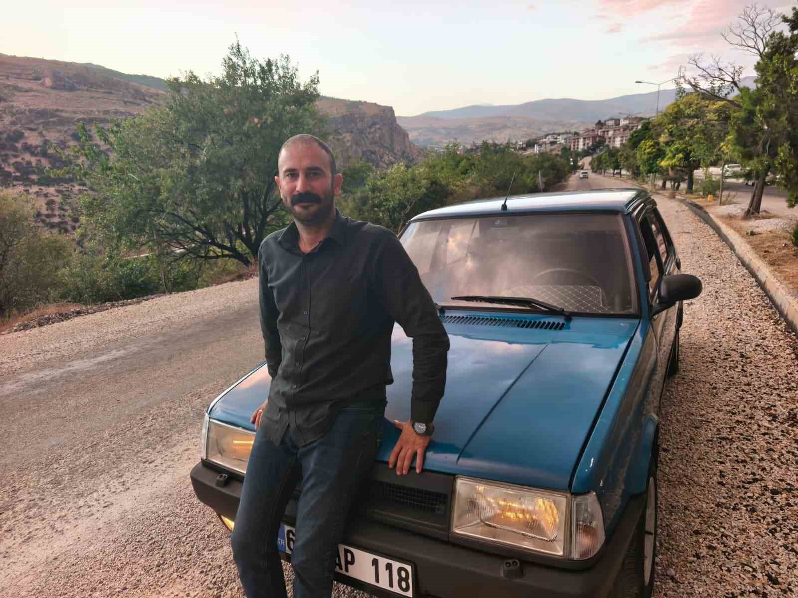 &Ccedil;ocukluk hayali ger&ccedil;eğe d&ouml;n&uuml;şt&uuml;: 32 yıllık aracına g&ouml;z&uuml; gibi bakıyor