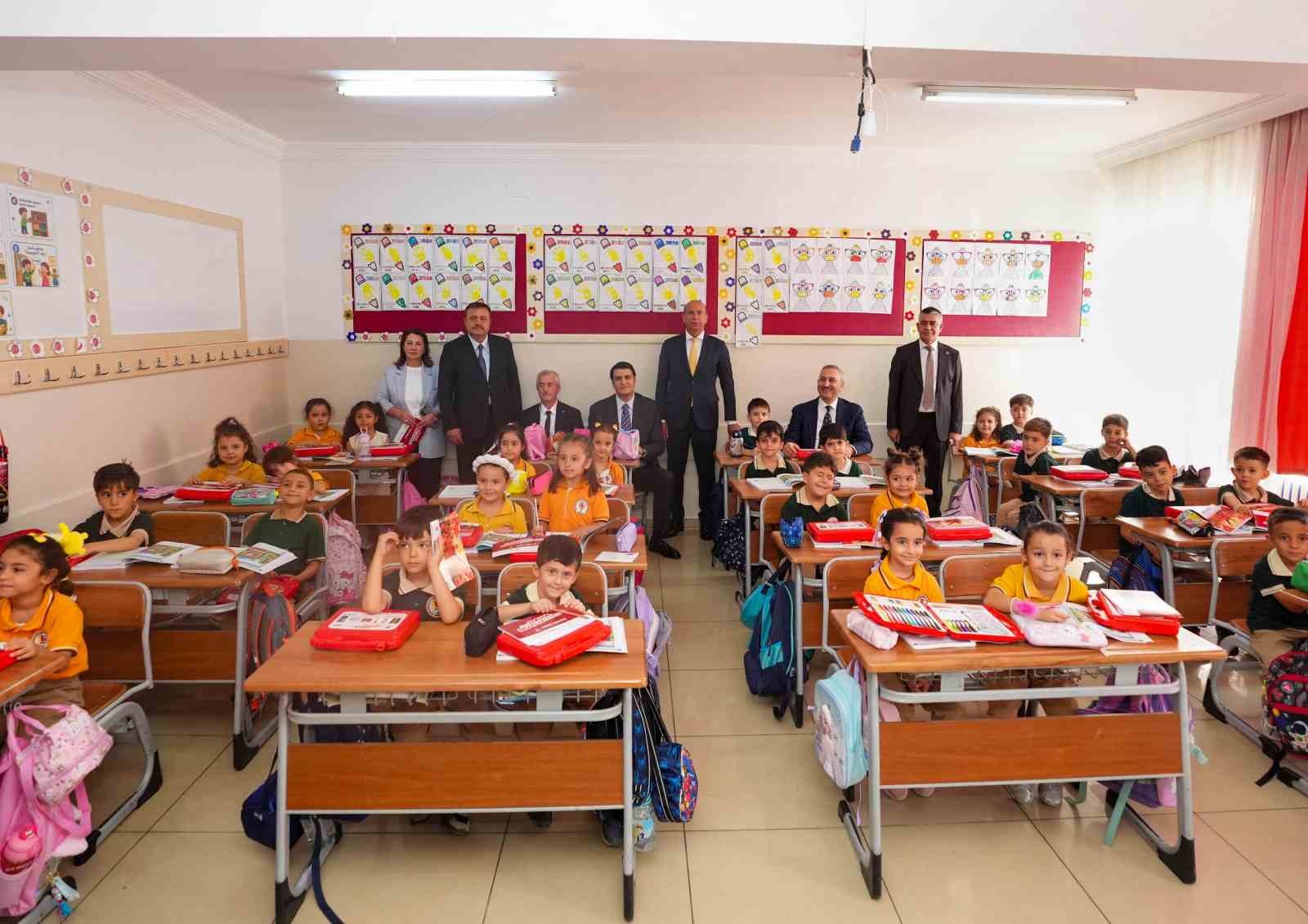 Yılmaz ve Milletvekili G&uuml;l &ouml;ğrencilerle bir araya geldi