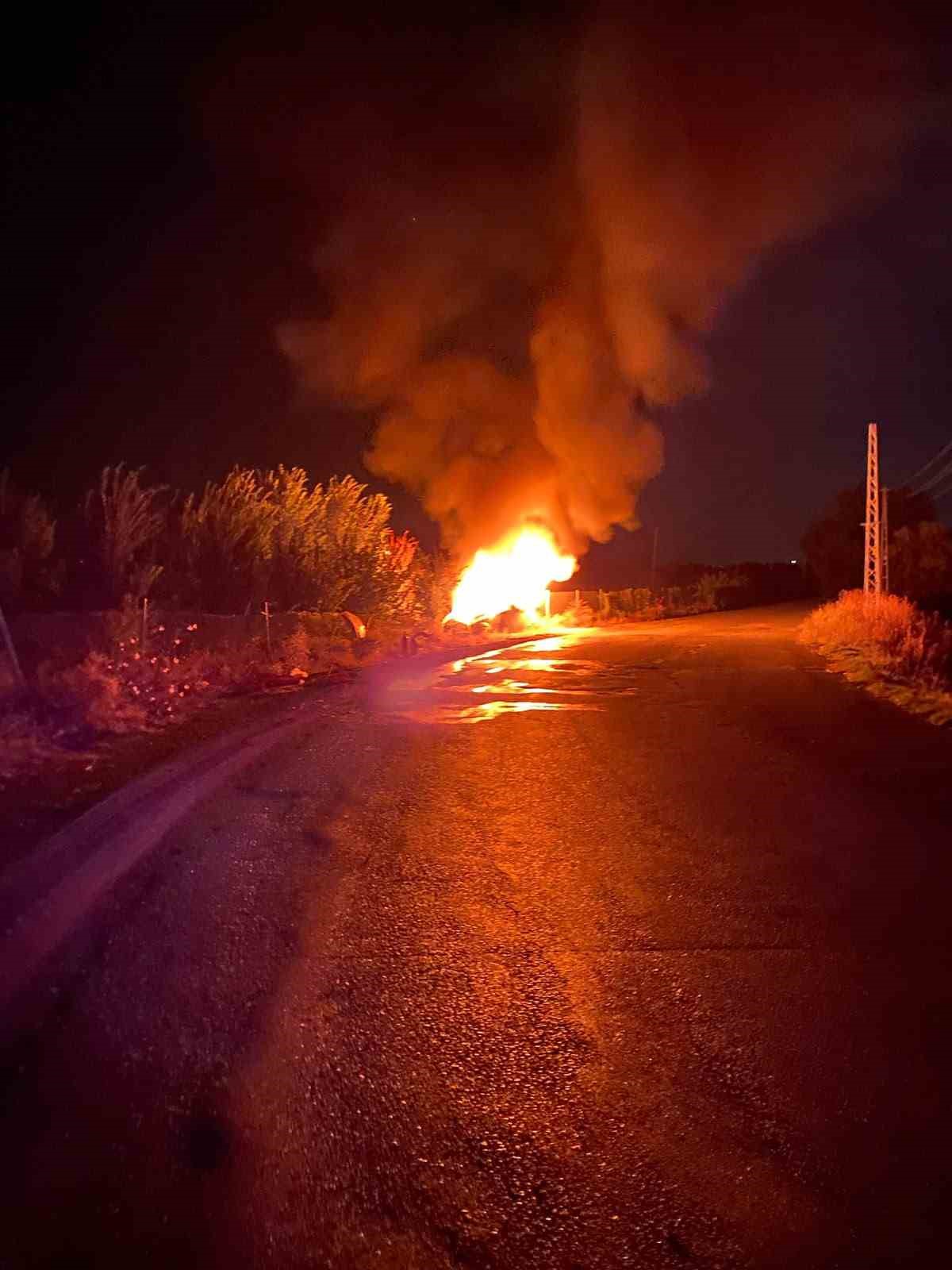Erzincan&rsquo;da ara&ccedil; yangını itfaiye ekiplerince s&ouml;nd&uuml;r&uuml;ld&uuml;