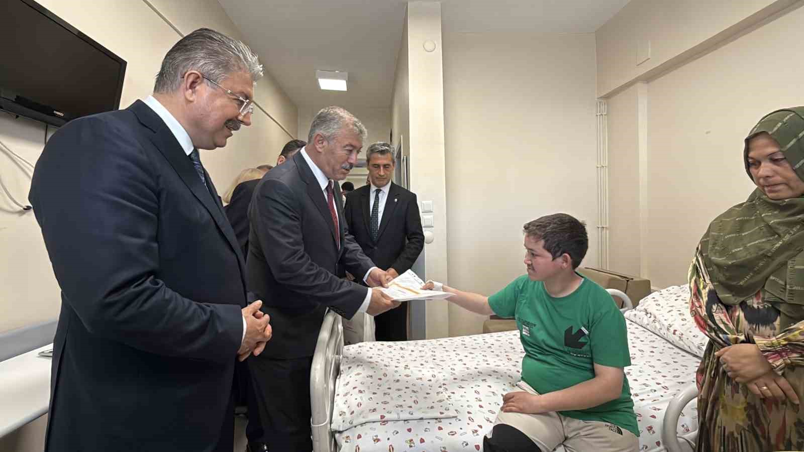 Vali Yılmaz, hastanede tedavi g&ouml;ren &ouml;ğrencilerin karne heyecanına ortak oldu
