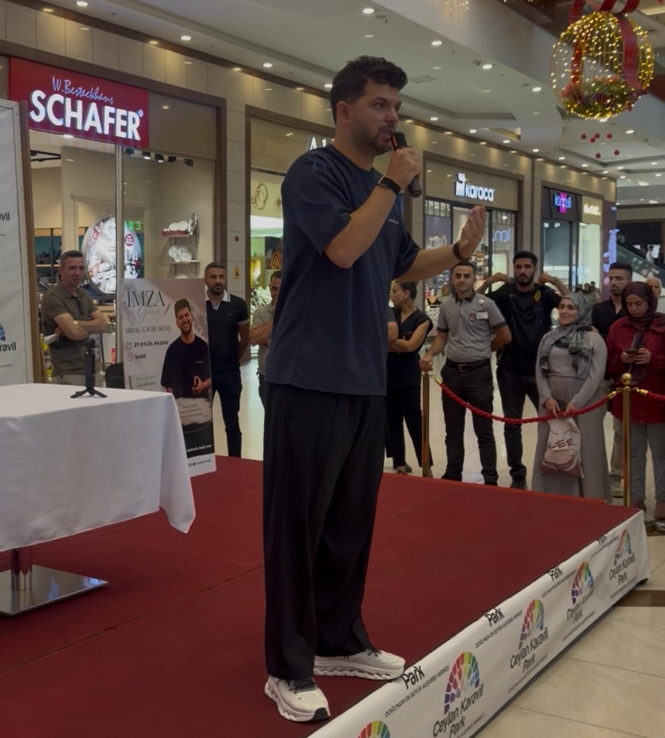 Mira&ccedil; &Ccedil;ağrı Aktaş, Ceylan Karavil Park AVM&rsquo;de okurlarıyla buluştu