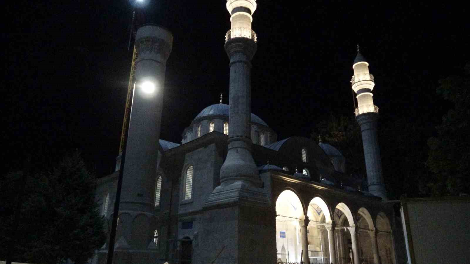 Depremde yıkılan Yeni Cami&rsquo;nin ışıkları yıllar sonra yeniden yandı