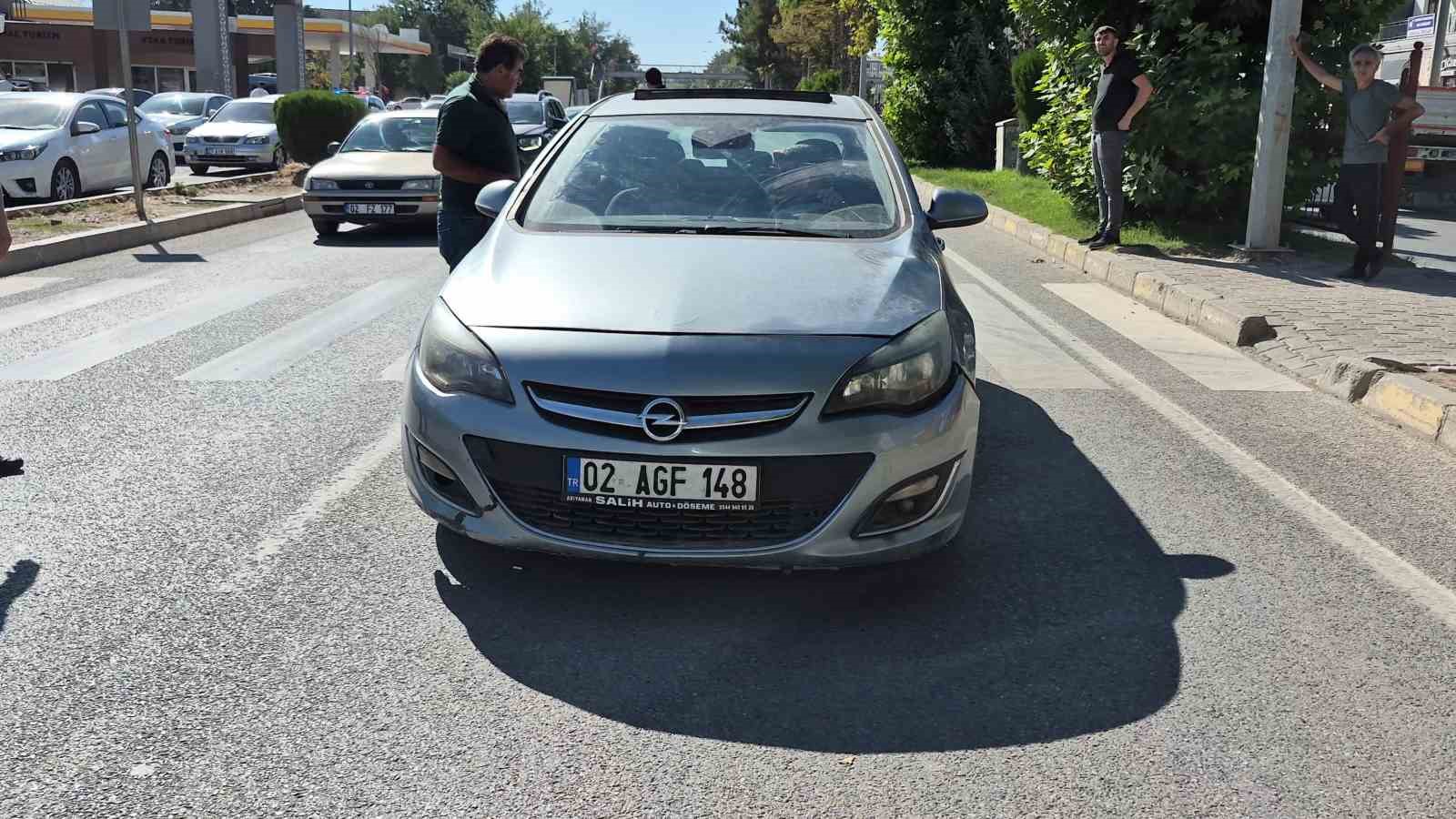 Otomobil yaya ge&ccedil;idinde yayaya &ccedil;arptı: 1 yaralı