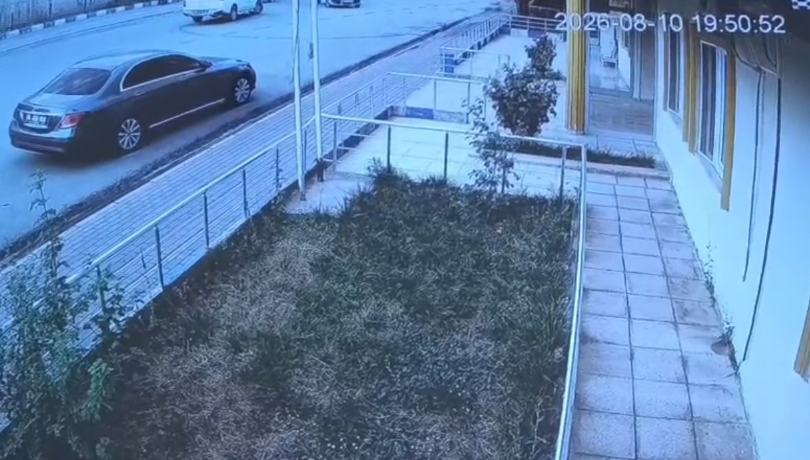 El freni &ccedil;ekilmeden park edilen otomobil hareket etti, vatandaşlar otomobili son anda durdurdu