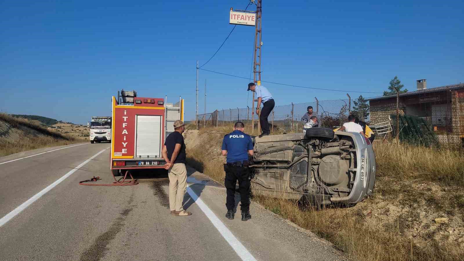 Karab&uuml;k&rsquo;te otomobil devrildi, 2 kişi yaralandı