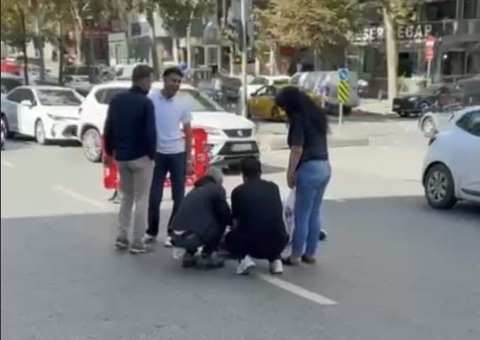 Sultangazi&rsquo;de elektrikli scooter yayaya &ccedil;arptı