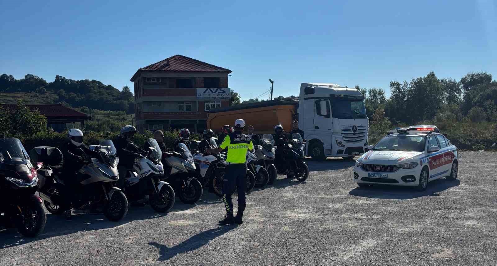 &Ccedil;aycuma&rsquo;da motosiklet s&uuml;r&uuml;c&uuml;lerine yol g&uuml;venliği eğitimi