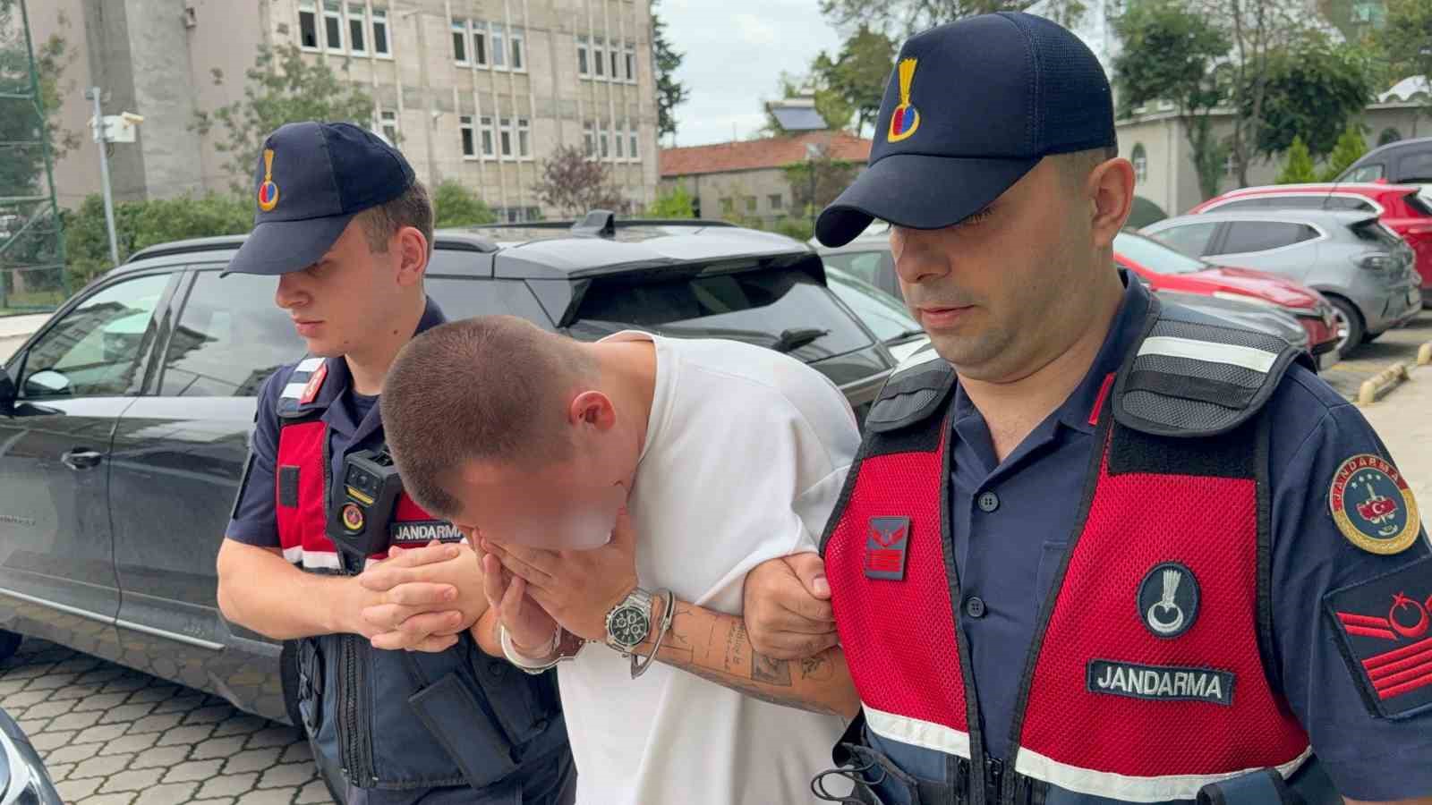 Motosiklet &ccedil;antasından 7 bin 999 sentetik ecza &ccedil;ıktı, zanlı tutuklandı