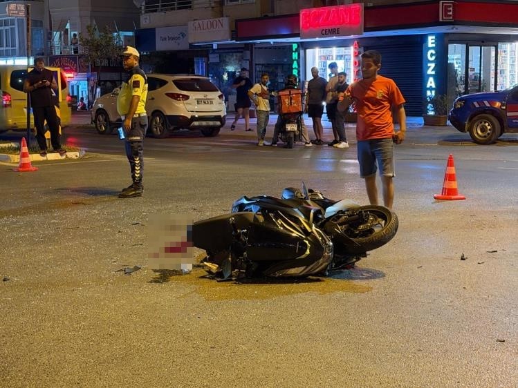 Alanya&rsquo;da hafif ticari ara&ccedil;la &ccedil;arpışan motosikletli gen&ccedil; yaralandı