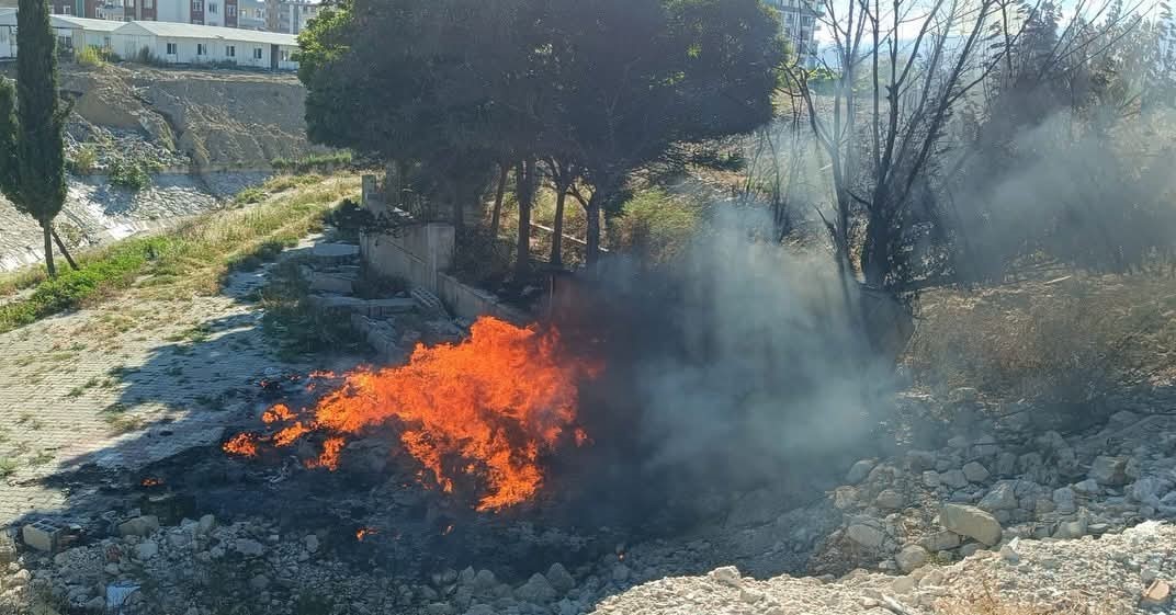 Antakya&rsquo;da hurdalık ve &ccedil;&ouml;pl&uuml;k yangını