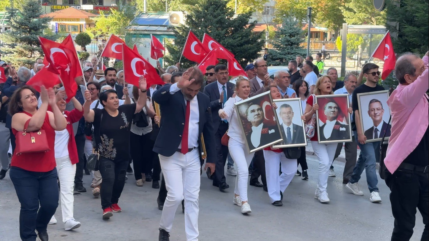 CHP K&uuml;tahya Teşkilatı&rsquo;nda toplu istifa: 3 belediye başkanı ile birlikte Yeni Parti&rsquo;ye katıldı