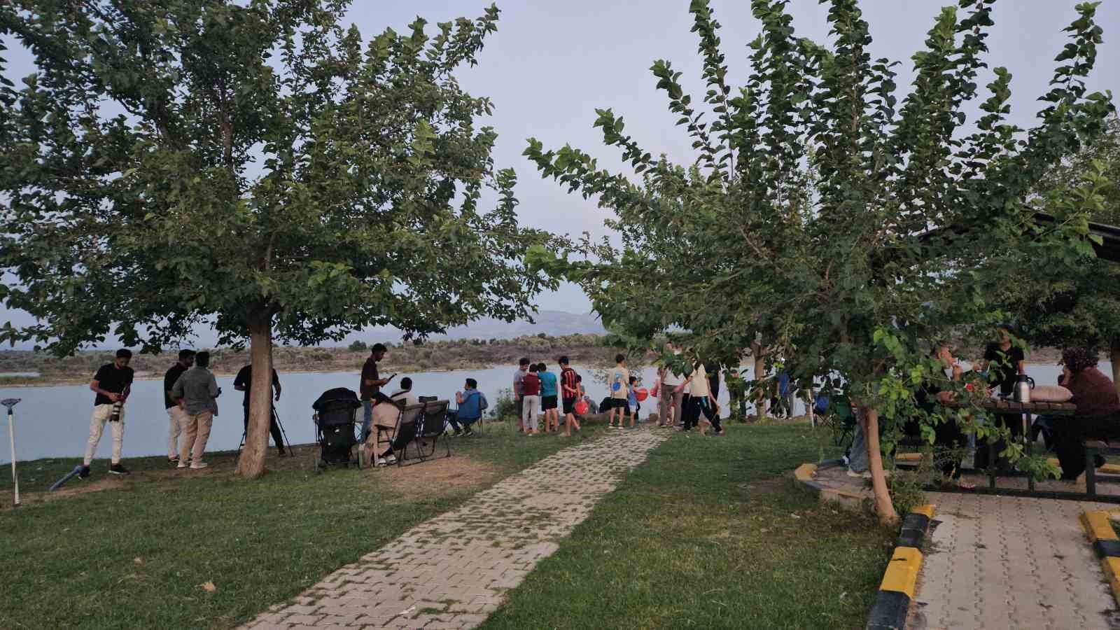 Dolunayı izlemek için volkanik gölü seçenler eşsiz manzarayla karşılaştı