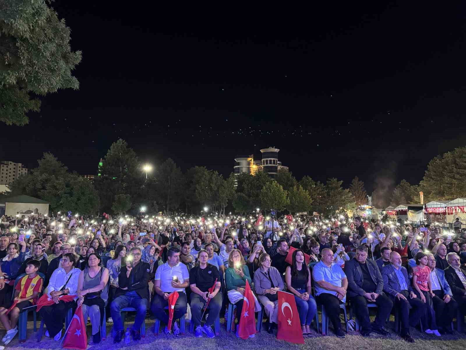 Fuar38&rsquo;de Hatay Medeniyetler Korosu r&uuml;zgarı esti
