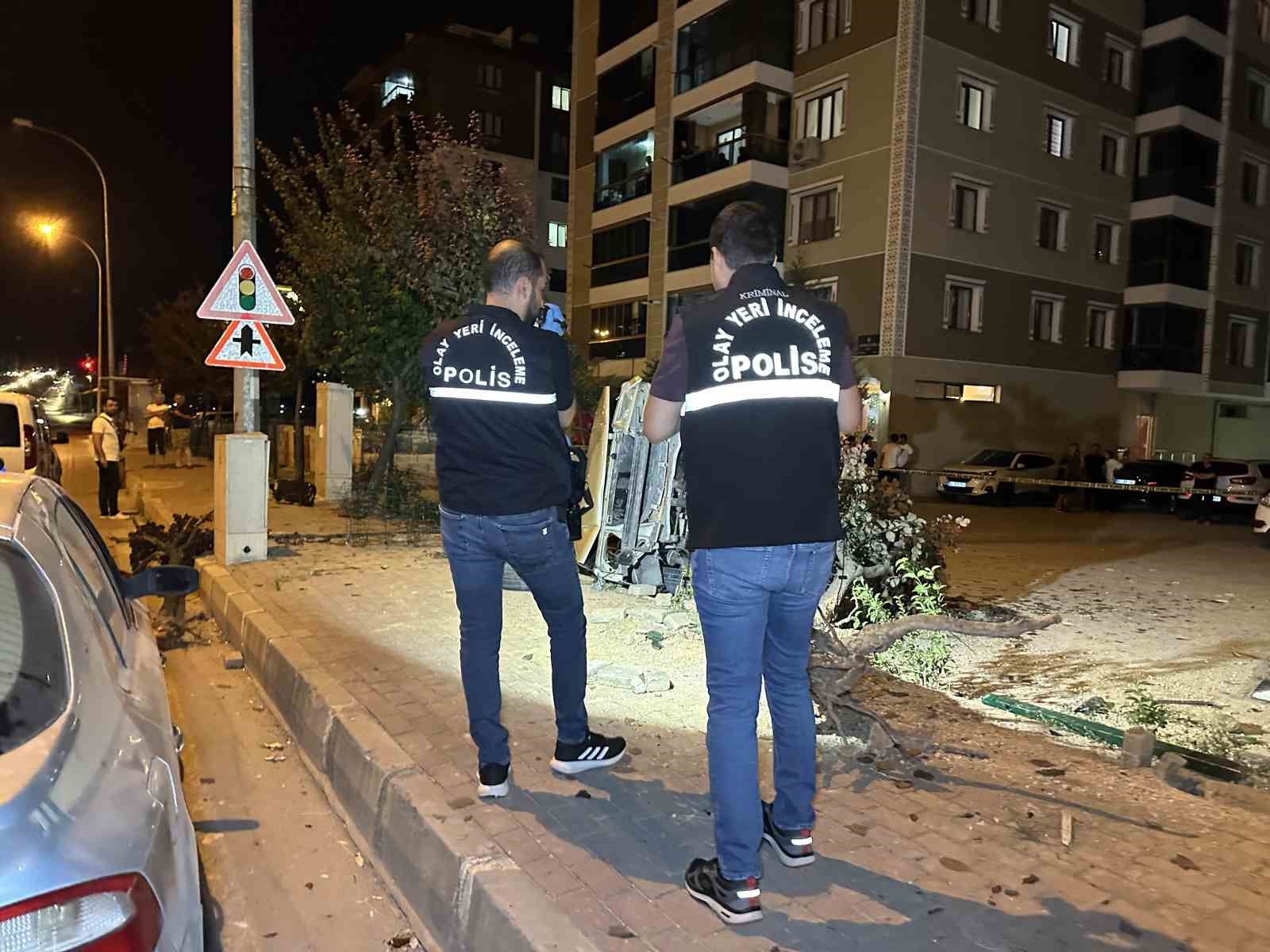 Yayalara &ccedil;arpan otomobil takla atarak otoparka daldı: 1&rsquo;i ağır 3 yaralı