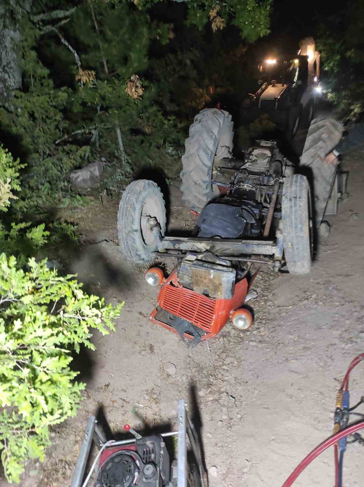 Devrilen trakt&ouml;r&uuml;n altında kalan s&uuml;r&uuml;c&uuml; kurtarıldı