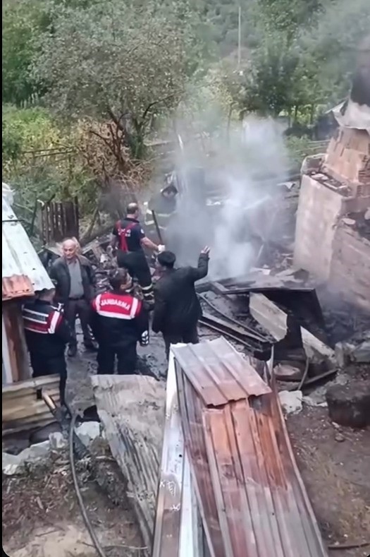K&ouml;y fırınında &ccedil;ıkan yangını itfaiye s&ouml;nd&uuml;rd&uuml;