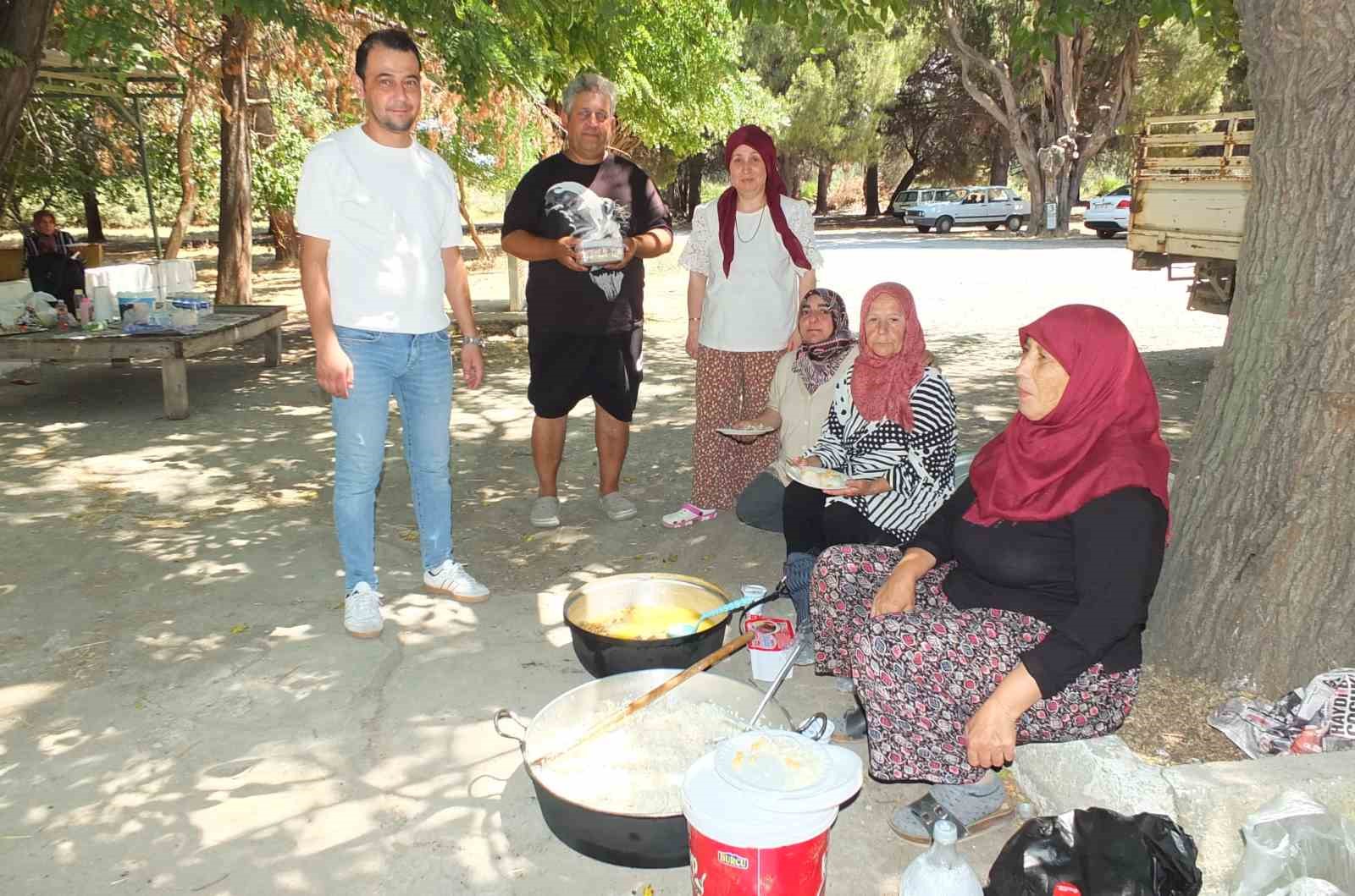 Burhaniye’de Sinan Dede Türbesi binlerce kişinin ziyaret yeri oldu