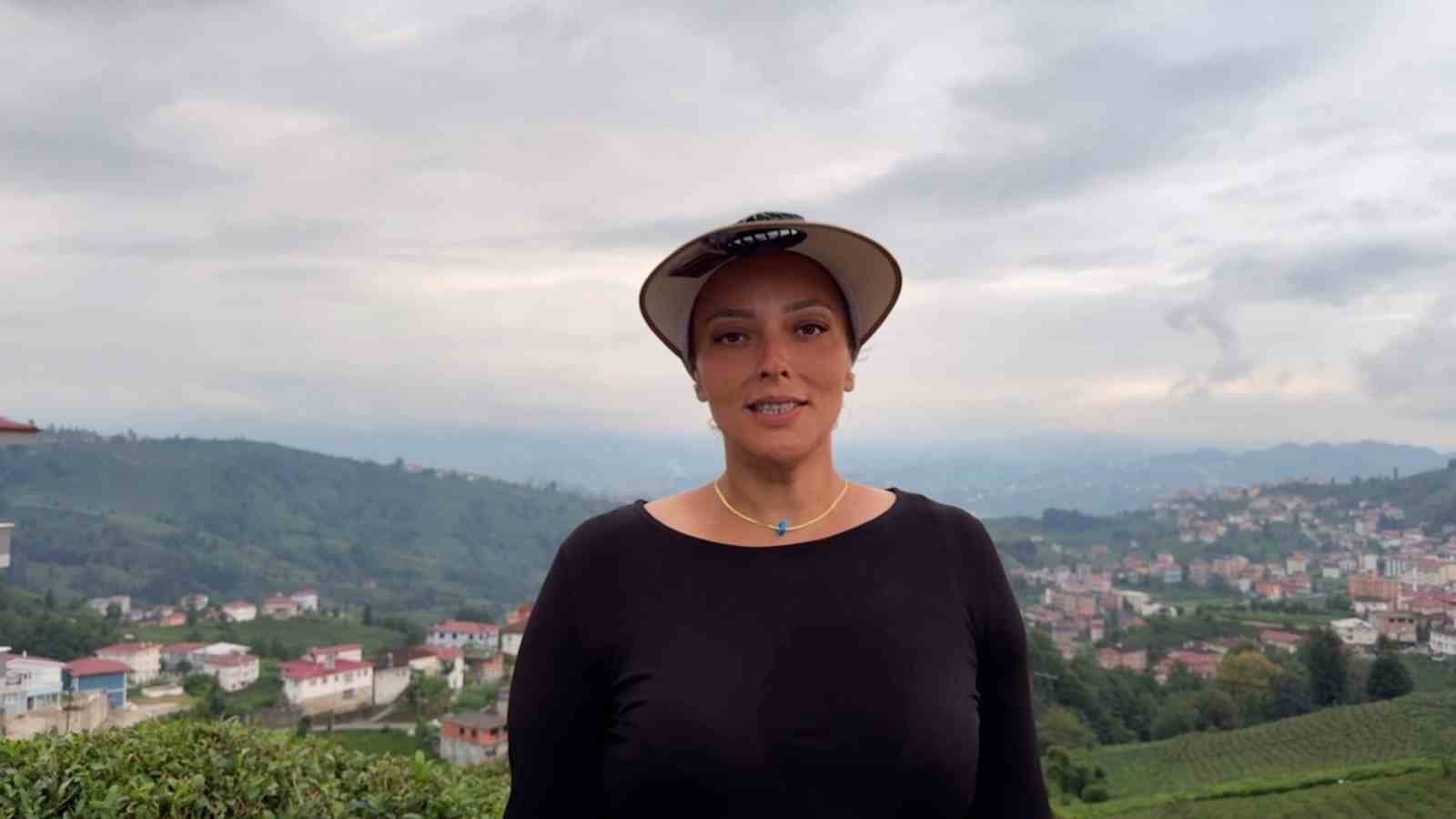 Eşi &ccedil;ay toplarken sıcaktan bunalmasın diye fanlı d&uuml;zenek hazırladı, herkesin ilgisini &ccedil;ekti