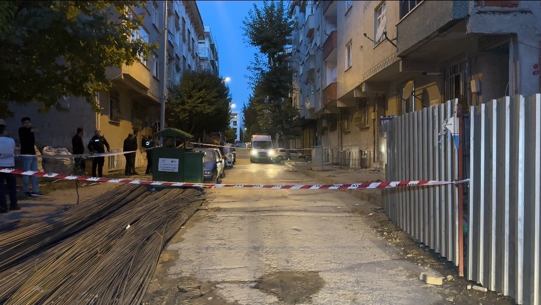 Sultangazi&rsquo;de duvarlarında &ccedil;atlaklar oluşan iki apartman tedbiren tahliye edildi