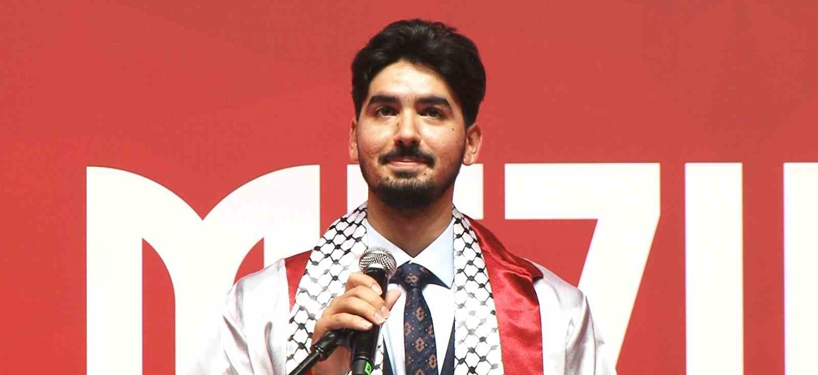 115 &uuml;lkeden &ouml;ğrencisi bulunan &uuml;niversitede 3 bin 40 mezun sevinci