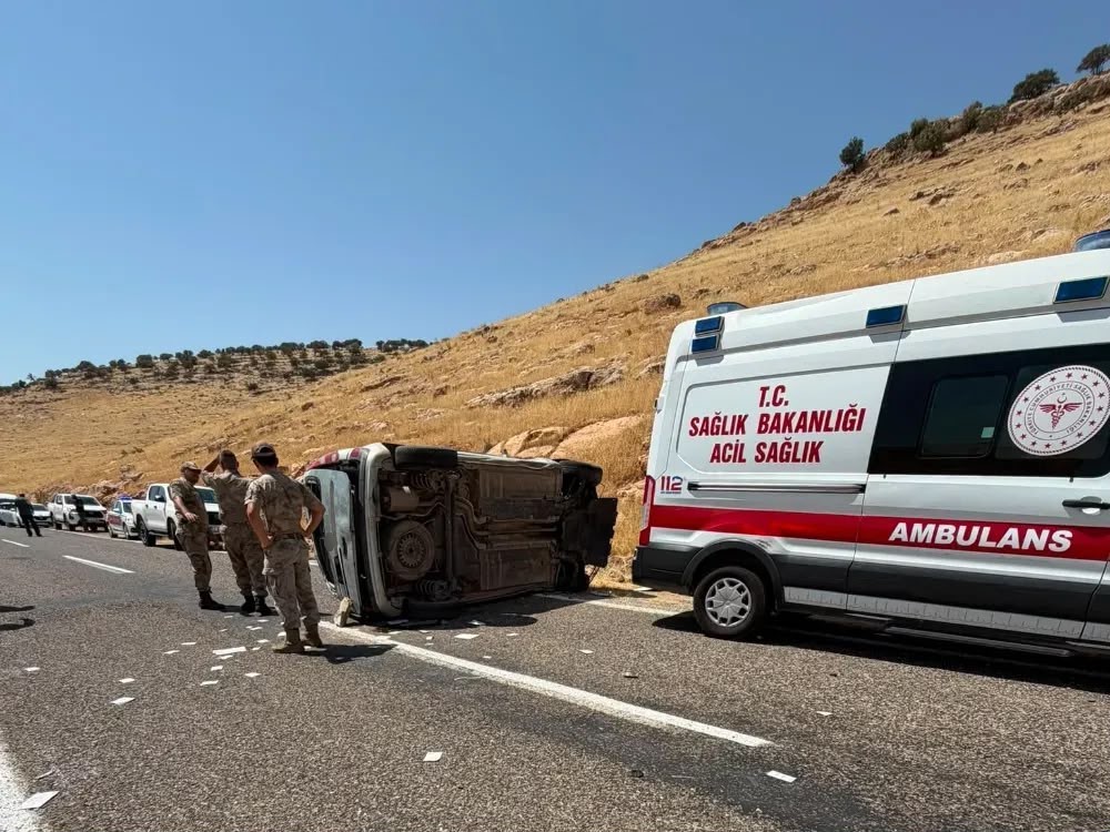 Mardin&rsquo;de hafif ticari ara&ccedil; takla attı: 1 &ouml;l&uuml;, 1 yaralı