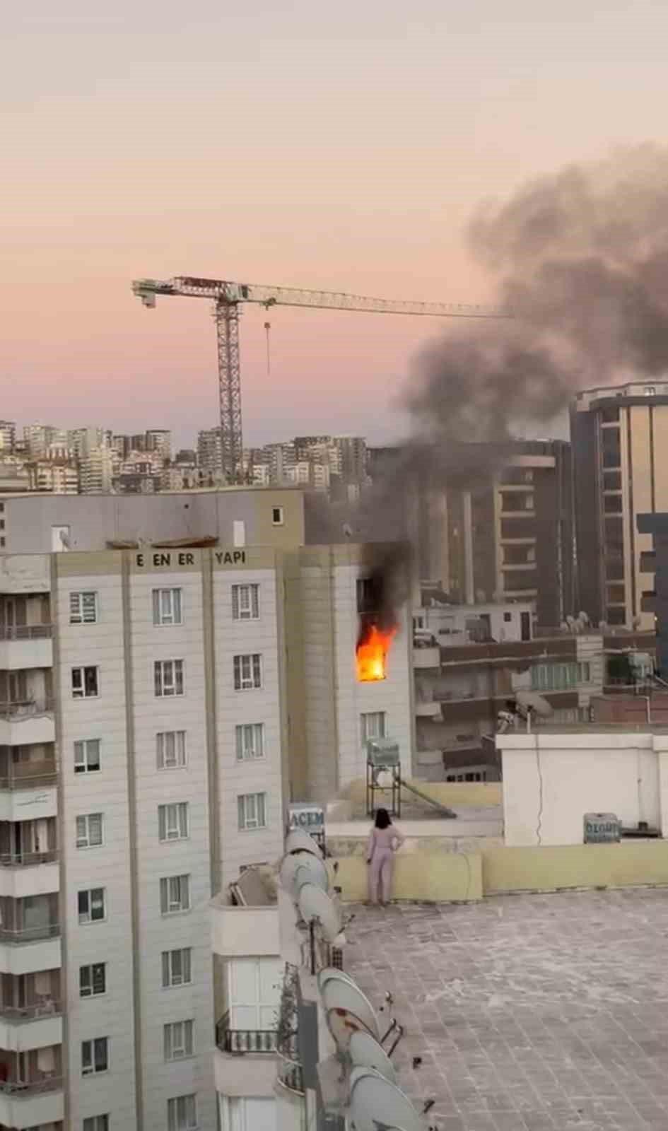 Şanlıurfa&rsquo;da 9 katlı binada korkutan yangın