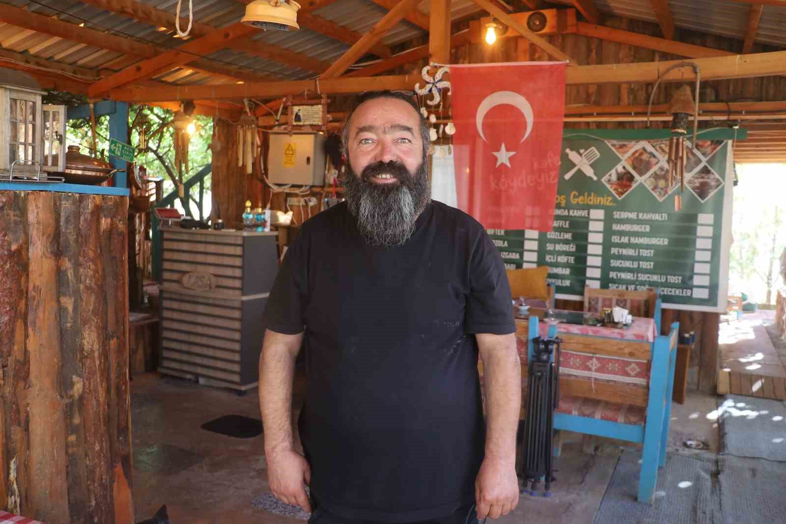 K&ouml;ye yerleşen kamu emeklisi, k&ouml;yde kafeye &ccedil;evirdiği iki katlı evinde vatandaşlara hizmet veriyor