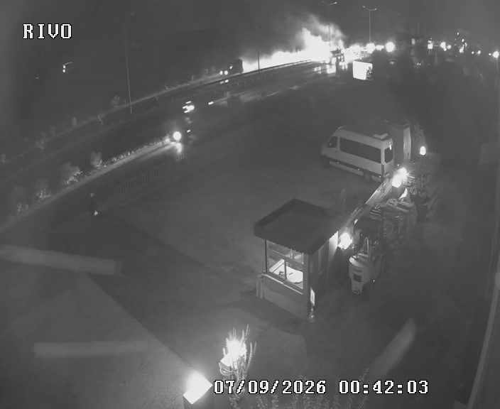 Manavgat&rsquo;ta ref&uuml;jdeki kuru otlar yandı