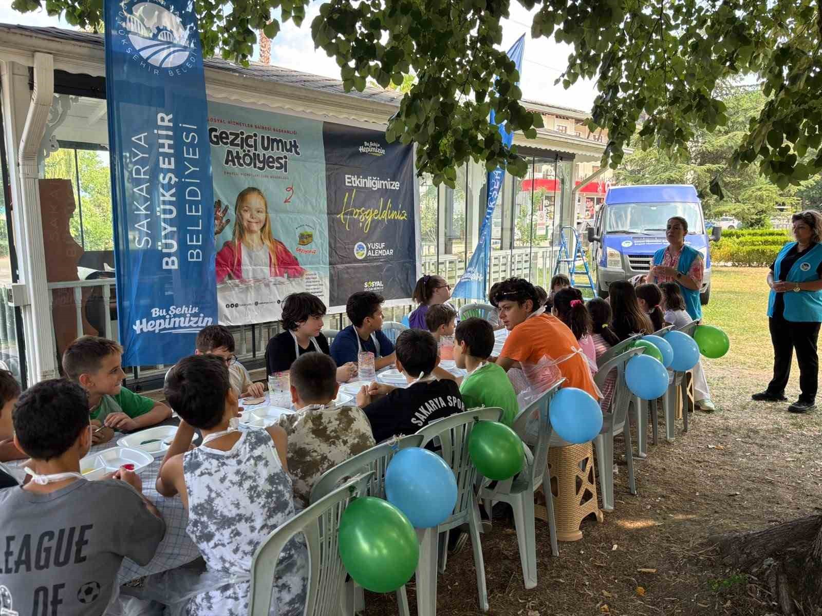Sokak sokak dolaşarak bin engelli bireyin y&uuml;z&uuml;n&uuml; g&uuml;ld&uuml;rd&uuml;ler