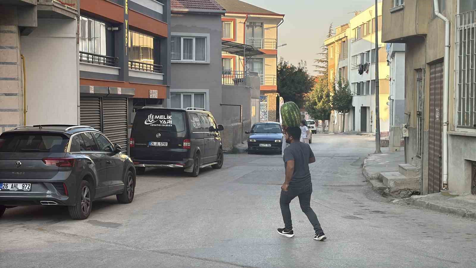 Kafasında 40 kiloluk karpuz varken bisiklet s&uuml;r&uuml;yor, halay &ccedil;ekiyor, koşuya katılıyor