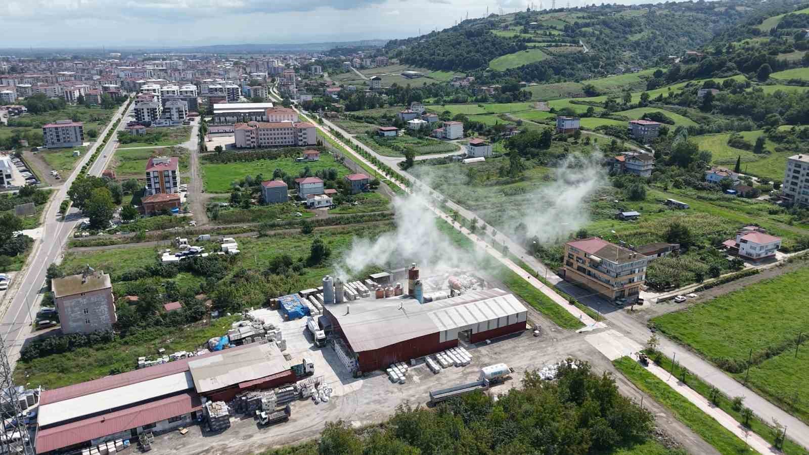 Fabrika bacasından &ccedil;ıkan duman korkuttu