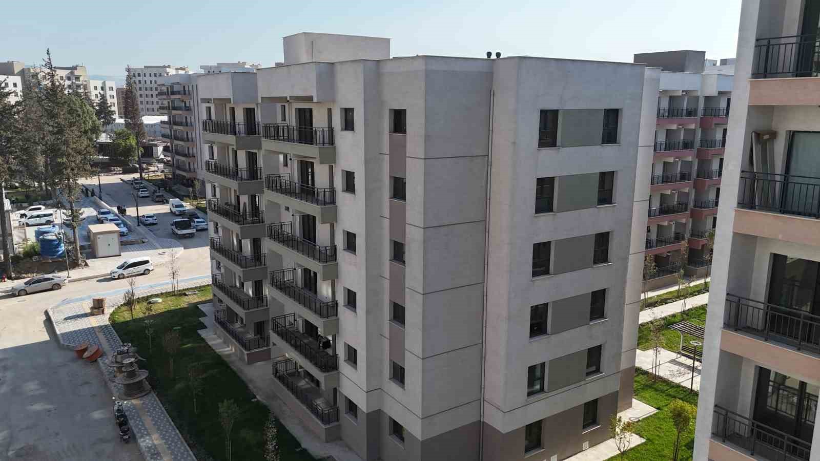 50 yıllık inşaat teknikerinden deprem konutlarına &ouml;vg&uuml;