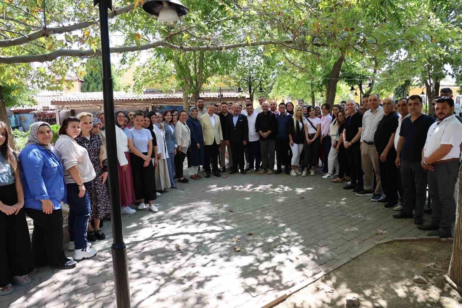 Başkan Subaşıoğlu, AK Parti&rsquo;ye katılan 15 kişiye rozet taktı