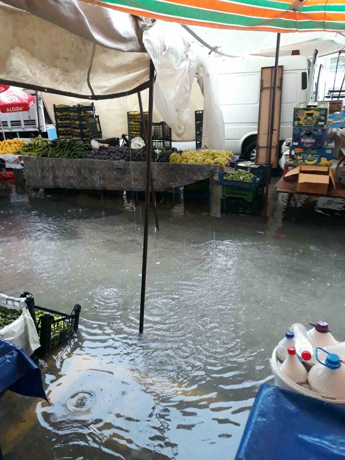 Alanya&rsquo;da sağanak pazar yerini g&ouml;le &ccedil;evirdi