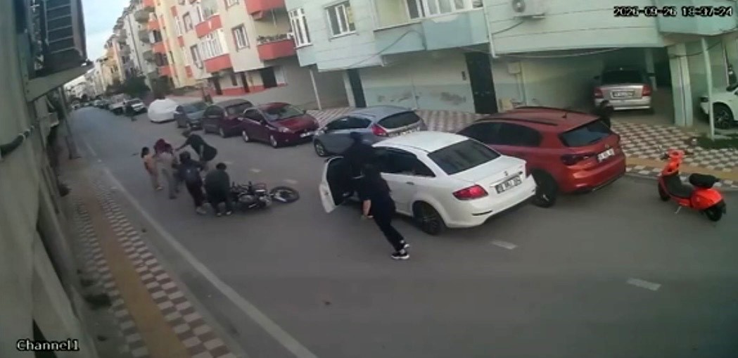 Aniden yola &ccedil;ıkan &ccedil;ocuğa motosiklet &ccedil;arptı: Kaza anı kamerada