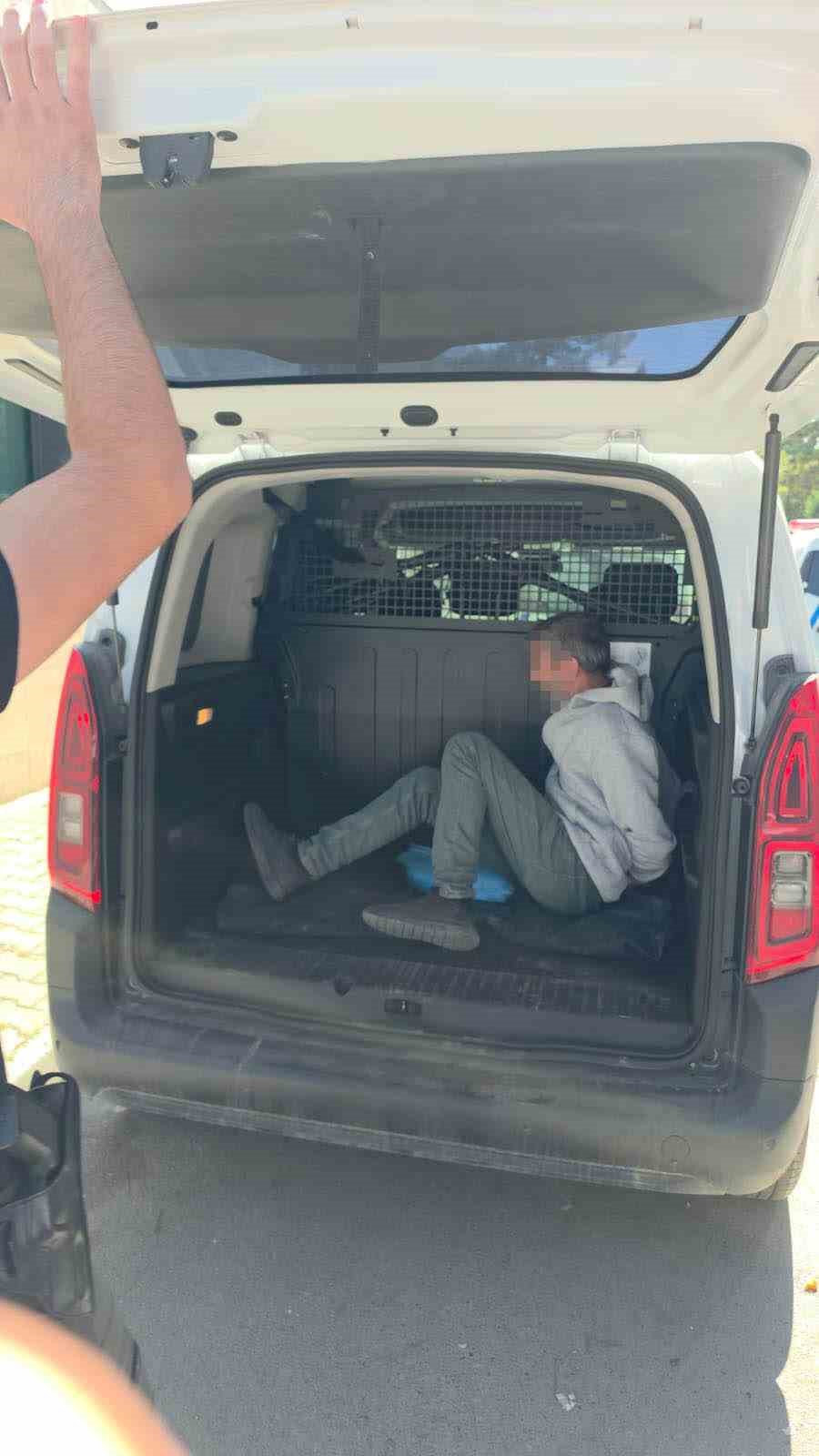 Polis ş&uuml;phelendi, &uuml;zerinden uyuşturucu &ccedil;ıkınca tutuklandı