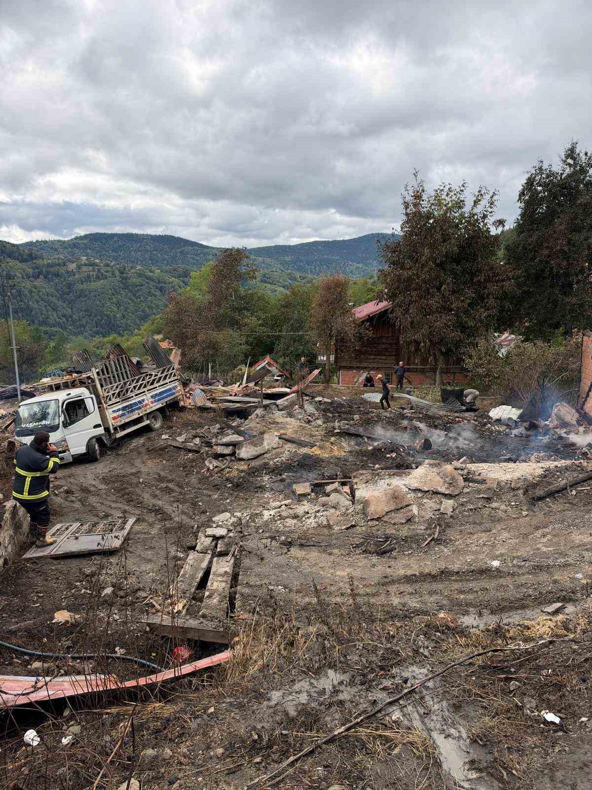 11 evin küle döndüğü köyde enkaz iş makineleriyle kaldırılıyor