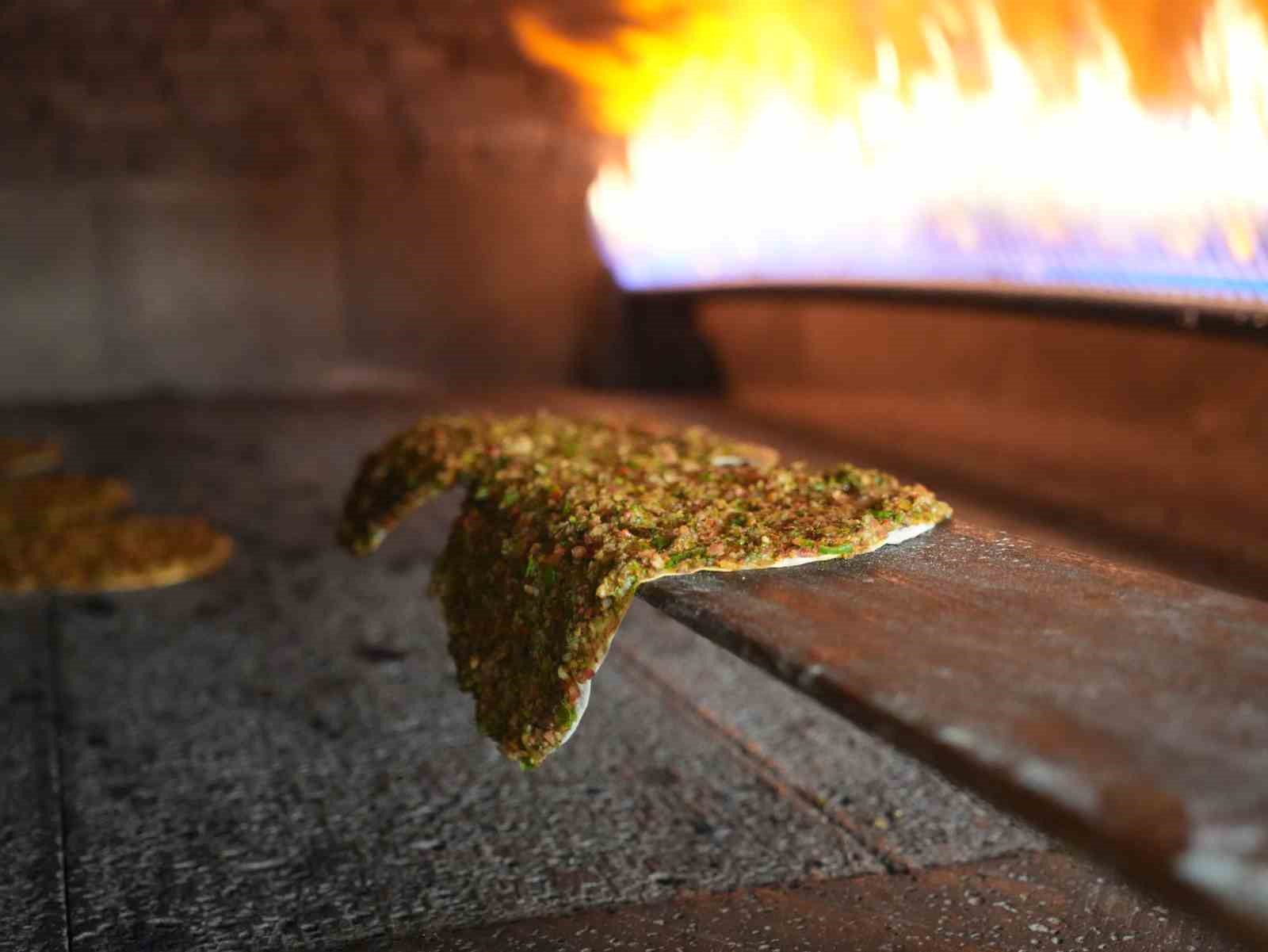 Kavurucu sıcaklarda ocak başında 800 lahmacun pişiriyor