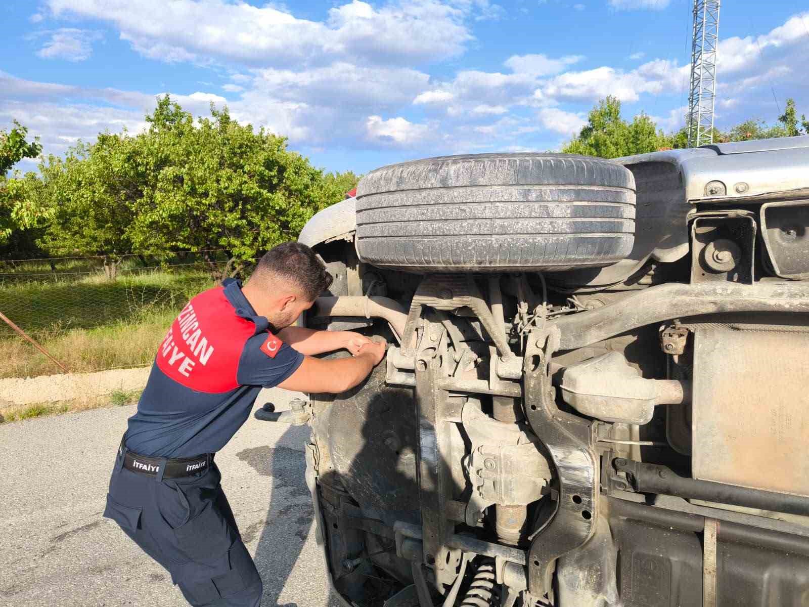 Aydınlatma direğine &ccedil;arpan otomobil yan yattı
