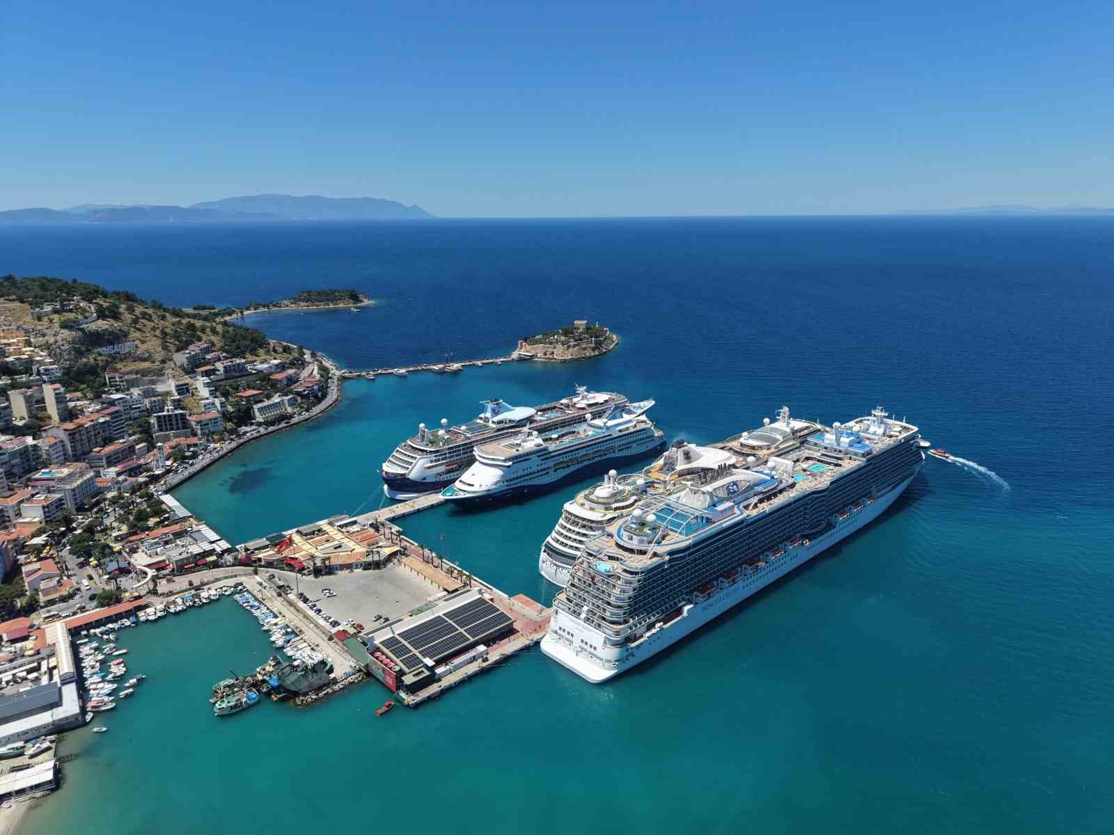 Kuşadası&rsquo;na 4 kruvaziyer ile 9 bin turist geldi
