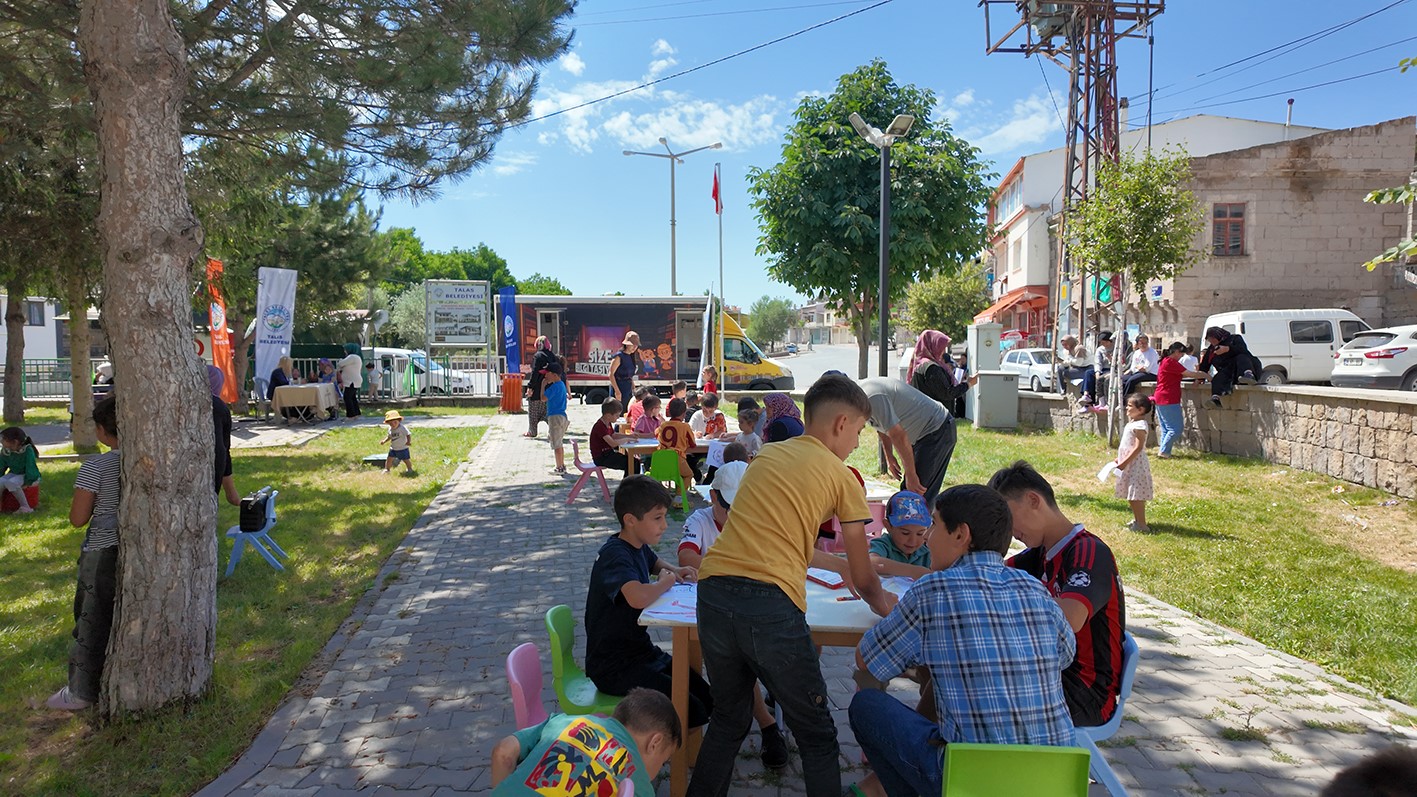 K&uuml;t&uuml;phane geziyor, &ccedil;ocuklar hem okuyor hem eğleniyor