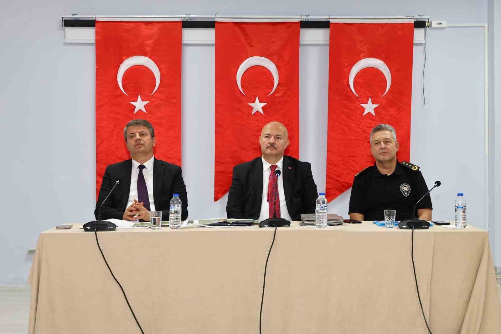 Valiliğin &rsquo;Halk ve G&uuml;venlik&rsquo; toplantıları s&uuml;r&uuml;yor